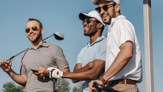 Kolme miestä pelaamassa golfia aurinkoisella kentällä – Järvigolfin kierrätetyt golfpallot