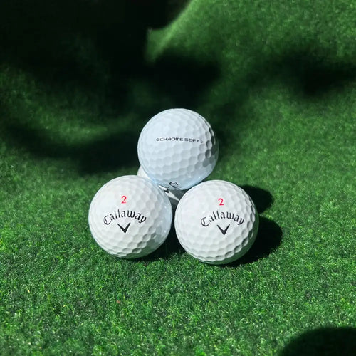 Callaway Chrome Soft käytetyt golfpallot nurmella