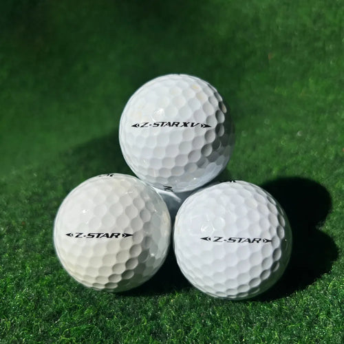 Srixon Z-Star ja Z-Star XV valkoinen käytetty golfpallo nurmella – JarviGolf