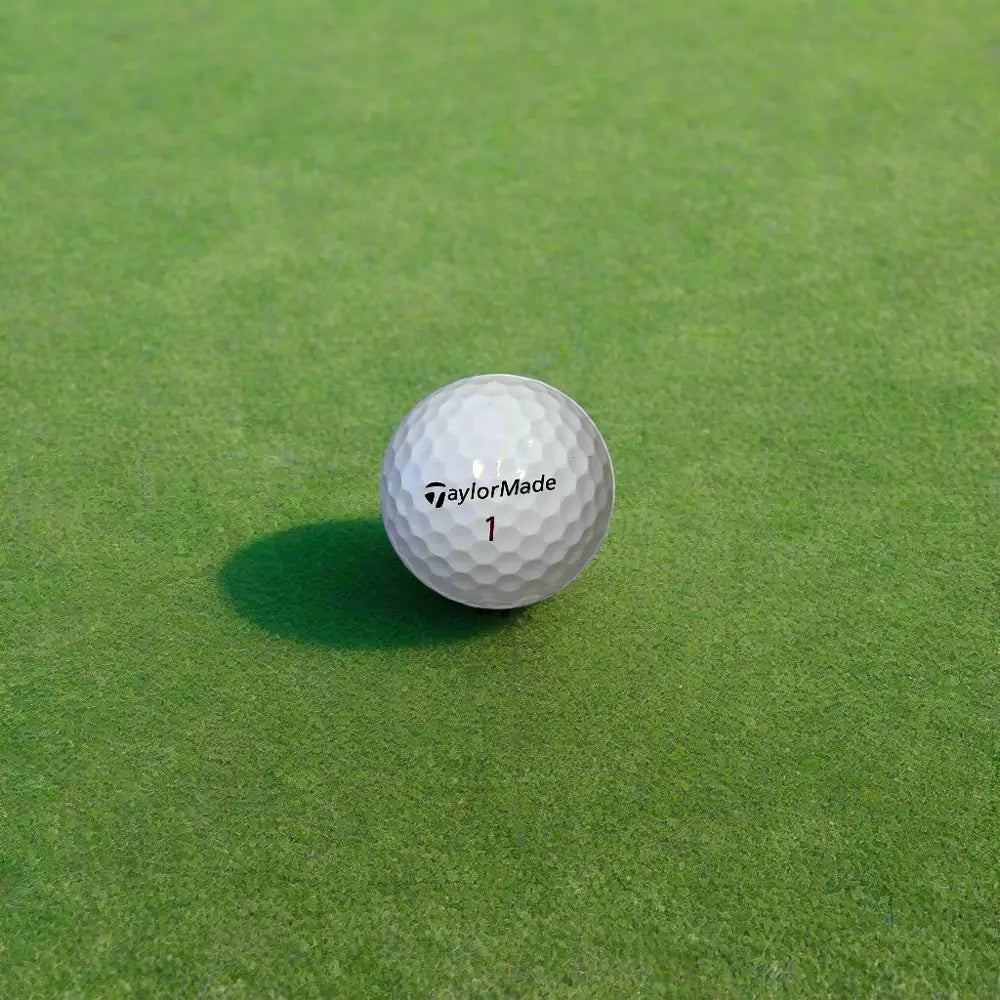Käytetty TaylorMade golfpallo nurmella – kierrätetty huippuluokan pallo hyväkuntoisena.