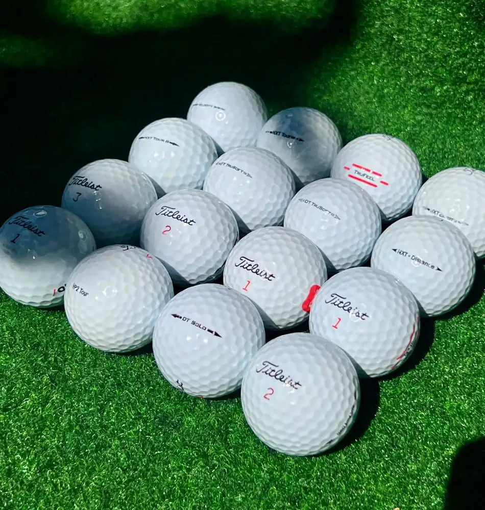 käytetyt Titleist golfpallot ryhmäkuva nurmella – huippukuntoinen sekoitus